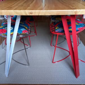 pied table rouge