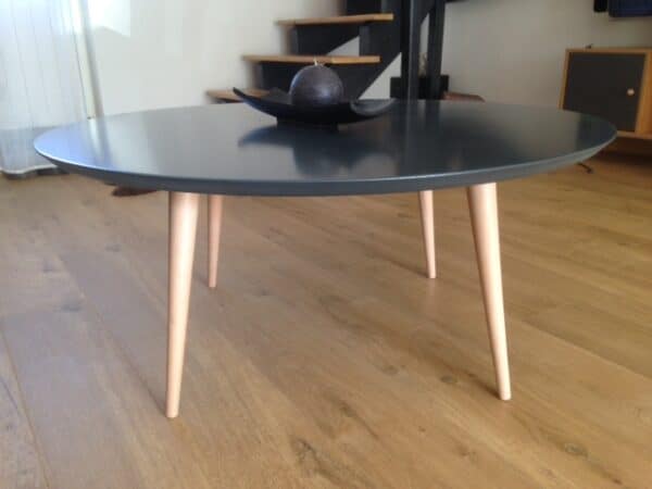 mesa de centro con patas de madera